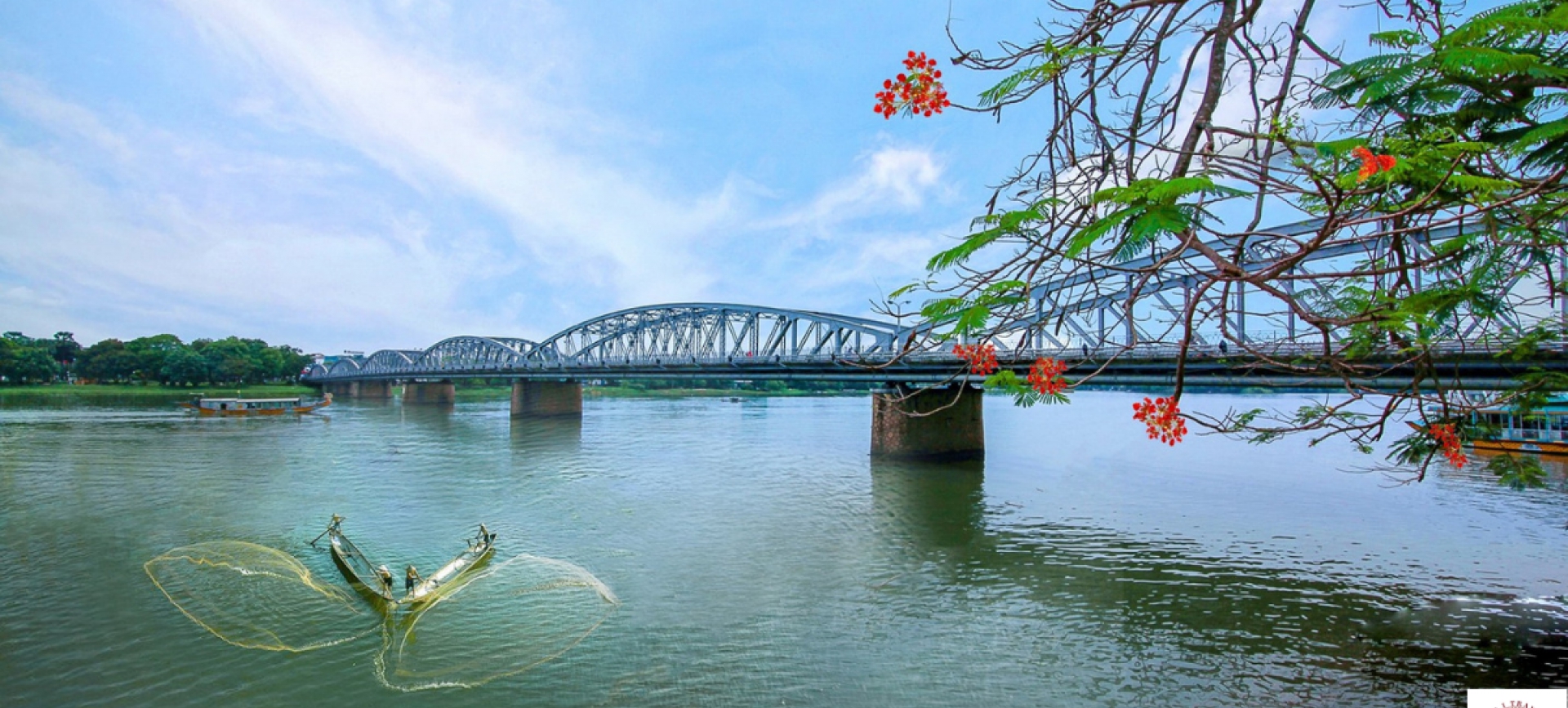 Huế Mộng Mơ